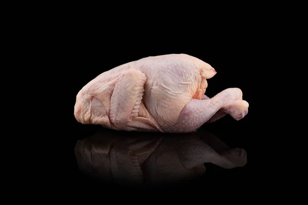 Świeży Surowy Kurczak Izolowany Czarnym Tle Ścieżką Wycinania Widok Boku — Zdjęcie stockowe