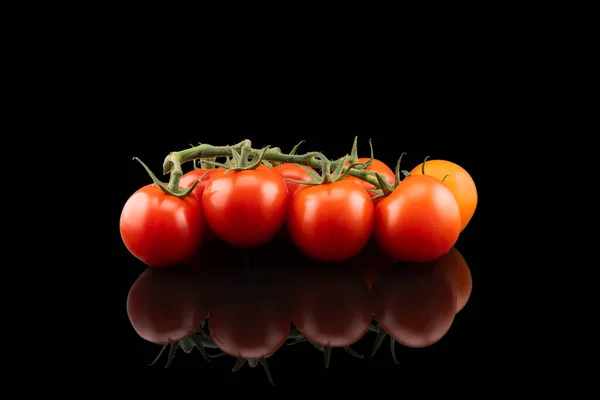 Oddział Pomidora Wiśniowego Odizolowany Czarnym Tle Świeże Pomidory Wiśniowe Izolowane — Zdjęcie stockowe