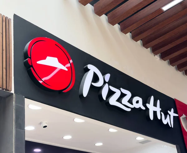 エレバン アルメニア 2023年6月25日 ピザハット高速カジュアルレストラン ショッピングモール内のピザハットレストラン ピザ小屋のロゴとサイン — ストック写真