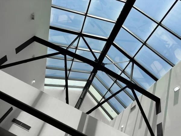 工业大楼天花板上的长排灯具和通风系统 展览馆最高限额工厂建设 — 图库照片