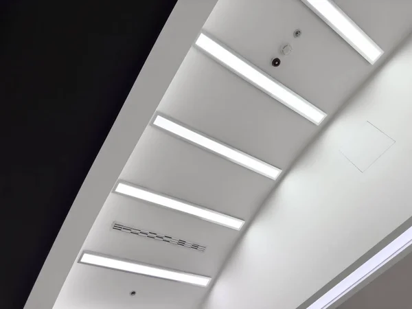 Valot Ilmanvaihtojärjestelmä Pitkän Linjan Kattoon Teollisuusrakennuksen Näyttelyhalli Katto Tehtaan Rakentaminen — kuvapankkivalokuva