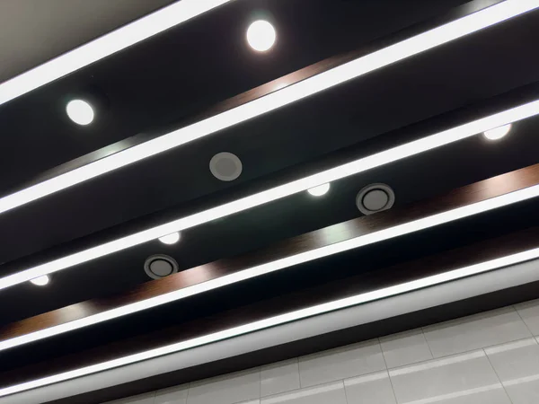 건물의 천장에 그리고 시스템 전시실입니다 — 스톡 사진