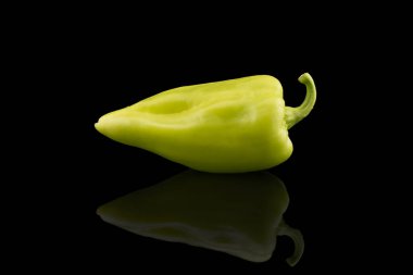 Siyah arka planda yeşil biber izole edilmiş. Dolmalık biber izole. Tatlı yeşil biber izole edilmiş. Paprika. Siyah arka planda izole edilmiş yeşil tatlı biber.