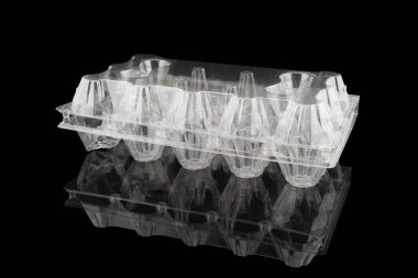Yumurta tepsisi siyah arka planda izole edildi. Yumurtalar için plastik kutu.