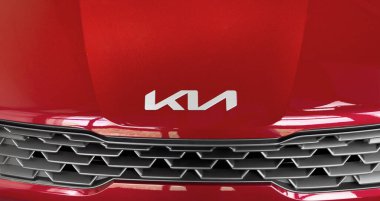 Erivan, Ermenistan, 28 Haziran 2023 KIA Motor. Kırmızı Kia SUV 'nin kaputunda yeni bir logo var. Krom KIA logosu kaputu, ön ızgarayı ve tampon detaylarını kapatır.