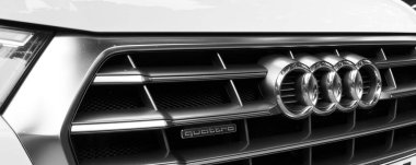 Erivan, Ermenistan, 5 Temmuz 2023: Q5 'in önünde Audi otomobil logosu kapatıldı. Audi araba tabelası. 