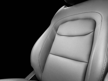 Modern lüks araba siyah deri iç döşeme. Beyaz dikişli siyah deri araba koltuğu detayları. Prestij arabasının içi. Siyah üzerine izole edilmiş yırtık deri koltuklar. Delinmiş deri..