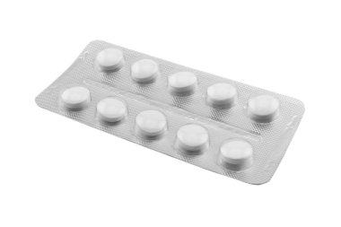 Beyaz arka planda izole edilmiş gümüş kabarcık ambalaj içinde Macro shot tablet yığını. Alüminyum folyo su topladı. Eczane ürünleri. İlaç hapları ve uyuşturucular kapanıyor. Haplar arka plan