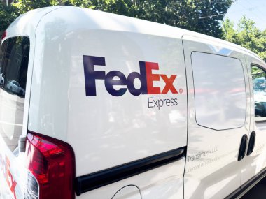 Erivan, Ermenistan, 30 Haziran 2023, Fedex arabası otoparka park edilmiş. Teslimat yapan FedEx aracı