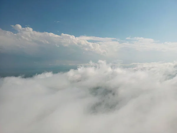 空中からの眺め青空に白い雲 ドローンからの眺め 空中の鳥の目 空中展望雲景 雲の質感 上からの眺め 雲の上の日の出または日没 — ストック写真