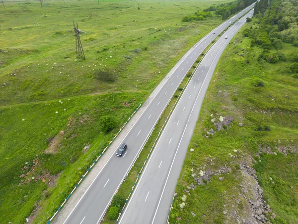 自動車による高速道路の航空観測 車を移動する国道の空中ビュー 車が通り過ぎる アリアルロード 飛行する空中視界 ドローンで上から撮影 — ストック写真