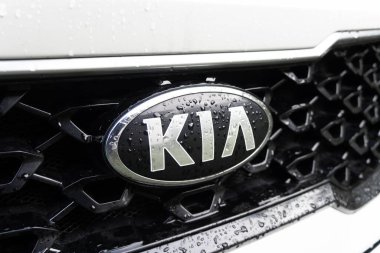 Erivan, Ermenistan, 8 Eylül 2023 KIA Motor. Beyaz Kia SUV 'nin kaputunda su damlaları olan yeni bir logo. Krom KIA logosu kaputu, ön ızgarayı ve tampon detaylarını kapatır.