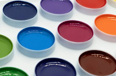 Suluboya, kutu desenli arka plan boyaları. Suluboya akarsu paketi. Suluboya setiyle boya kutusu