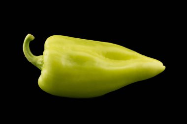 Siyah arka planda yeşil biber izole edilmiş. Dolmalık biber izole. Tatlı yeşil biber izole edilmiş. Paprika. Siyah arka planda izole edilmiş yeşil tatlı biber.