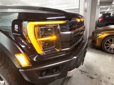 Erivan, Ermenistan, 18 Ağustos 2023: Ford F-150 Raptor radyatör ızgarası ve Ford logosu olan tampon. F serisi Ford kamyonet. Ford F-150 Raptor farları