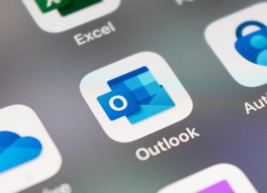Erivan, Ermenistan, 16 Ağustos 2023 Microsoft Outlook uygulama simgesi Apple iPhone 14 Pro-up yakın plan. Microsoft Outlook uygulama simgesi. Microsoft OutLook uygulaması. 