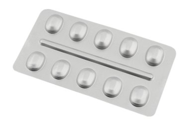 Beyaz arka planda izole edilmiş gümüş kabarcık ambalaj içinde Macro shot tablet yığını. Alüminyum folyo su topladı. Eczane ürünleri. İlaç hapları ve uyuşturucular kapanıyor. Haplar arka plan