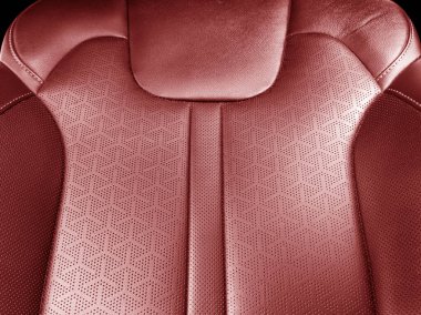 Arabanın içi kırmızı deri. Kırmızı deri koltuğun beyaz dikişli bir parçası. Prestij arabasının içi. İzole edilmiş deri koltuklar. Delinmiş deri..