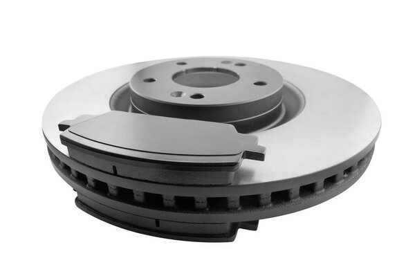 Тормозные диски и тормозные колодки изолированы на белом фоне. Автозапчасти. Ротор тормозного диска изолирован на белом. Тормозной диск. Часть машины. Качественные запасные части для обслуживания и ремонта автомобилей