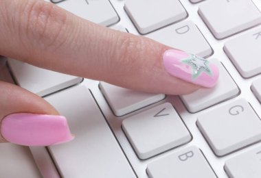 Ofis Masaları üzerinde kablosuz bilgisayar klavye yazarak bir iş kadın el closeup görünümü. Yumuşak yıldırım