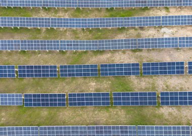 Güneşli bir günde güneş panellerinin havadan görünüşü. Güç çiftliği temiz enerji üretiyor. Sahadaki güneş panelleri.