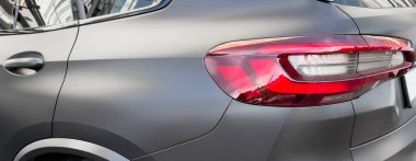 Modern siyah araba. Arabanın dış detayları. Arka lambayı kapat.