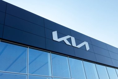Erivan, Ermenistan, 6 Ağustos 2023 Kia bayii. Kia Motor ön cephe üzerine logo