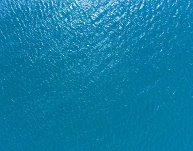 Kristal berrak deniz suyunun havadan görünüşü. Doğal mavi arkaplandan görüntüyü al. Mavi su yansıması. Mavi okyanus dalgası. Yaz denizi. Drone. Üst görünüm