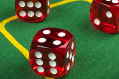 Risk konsepti - yeşil bir kumar masasında zar oynamak. Zarla oyun oynuyorum. Kırmızı kumarhane zarları atıyor. 