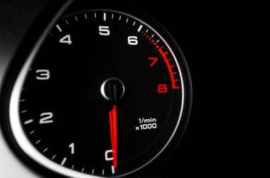 Arabadaki takometreyi yakından çek. Araba konsolu. Gösterge paneli lambaları ile ilgili detaylar. Araç enstrüman paneli. 