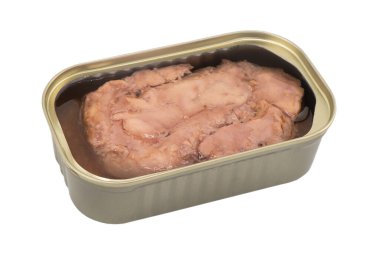 Konserve balık ciğeri beyaz arka planda izole edilmiş. Atlantik morina ciğerini korumuş. Lezzetli balık ciğeri konservesi.