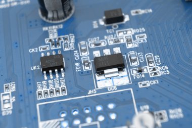 Devre panosunun mikro çipli ve elektronik bileşenli makro görüntüsü. Bilgisayar donanım teknolojisi. Bütünleşik iletişim işlemcisi.