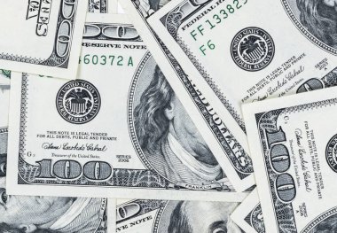 Yüz dolar faturaları yığını. Yüz dolarlık banknotlar nakit para yığını. Yüz dolar faturaları arka plan yığını. Finansal başarı kavramı.