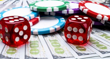 Bir dolarlık banknotların üzerinde zar atan bir yığın poker fişi, Money. Kumarhanede poker masası. Poker oyunu konsepti. Zarla oyun oynuyorum. Kumarhane zarları atıyor.