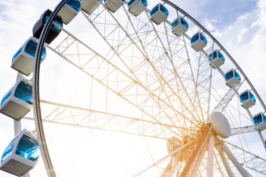 Mavi gökyüzü arka planlı bir lunaparkta dönme dolap. Carousel Gardens 'taki şehir parkının dönme dolabı.. 