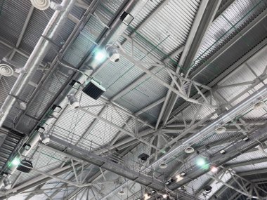 Işıklar ve havalandırma sistemi sanayi binasının tavanında uzun bir sıra halinde. Sergi Salonu. Tavan fabrikası inşaatı