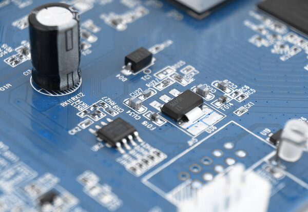Макросъемка печатной платы с микрочипами резисторов и фоном электронных компонентов. Компьютерная техника. Интегрированный процессор связи.