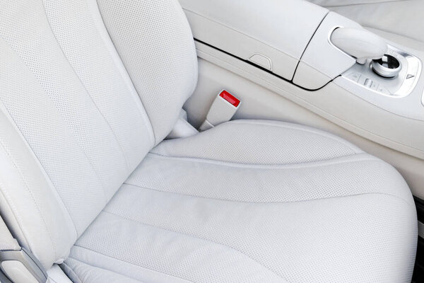 Белый кожаный интерьер роскошного современного автомобиля. Кожа удобные белые сиденья