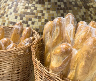 Hasır sepetteki çörekler. Ekmek ve ekmeklerle kompozisyon