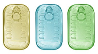 Beyaz arka planda üç alüminyum kutu izole edilmiş. Alüminyum kutu arka plan. Alüminyum içecek kutuları. İçecek ya da yiyecek. Yiyecek ve içecekler için metal kaplar..