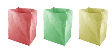 Beyaz arka planda üç boş tek kullanımlık fast food tepsisi izole edilmiş. Kese kağıdı izole edildi. Kağıt paket