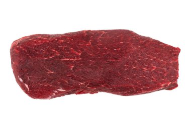 Biftek. Beyaz arka planda çiğ biftek izole edilmiş. Çiğ biftek yalıtılmış. 