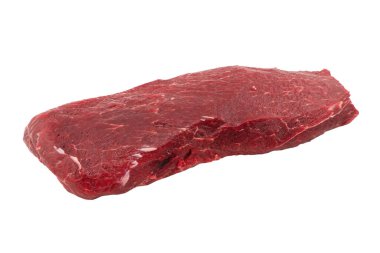 Biftek. Beyaz arka planda çiğ biftek izole edilmiş. Çiğ biftek yalıtılmış.