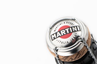 Erivan, Ermenistan, 20 Şubat 2024: Bir şişe kapak odaklı Martini Asti. Martini logosu ve imza. Şarap mantarı köpüklü şarap Martin