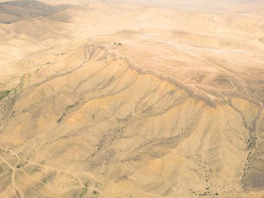 Hava manzaralı dağ dokusu arka planı. İnsansız hava aracı dağ vadisinde. Dağ tepelerinin yüzeyinden güzel manzara.