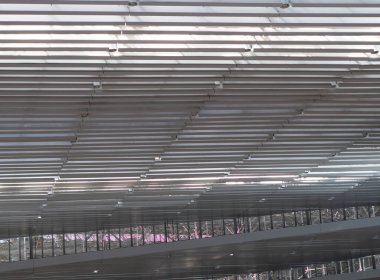 Işıklar ve havalandırma sistemi sanayi binasının tavanında uzun bir sıra halinde. Sergi Salonu. Tavan fabrikası inşaatı