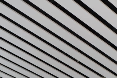 Işıklar ve havalandırma sistemi sanayi binasının tavanında uzun bir sıra halinde. Sergi Salonu. Tavan fabrikası inşaatı