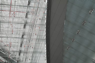 Işıklar ve havalandırma sistemi sanayi binasının tavanında uzun bir sıra halinde. Sergi Salonu. Tavan fabrikası inşaatı