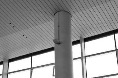 Işıklar ve havalandırma sistemi sanayi binasının tavanında uzun bir sıra halinde. Sergi Salonu. Tavan fabrikası inşaatı