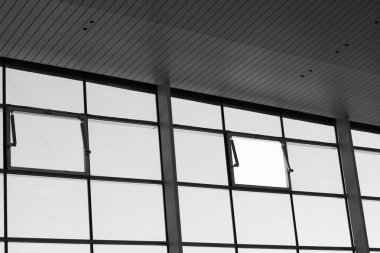 Işıklar ve havalandırma sistemi sanayi binasının tavanında uzun bir sıra halinde. Sergi Salonu. Tavan fabrikası inşaatı